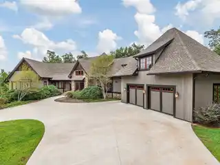 Mountain Retreat in the Heart of Lake Adger