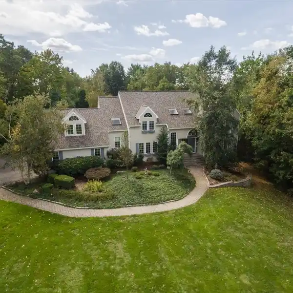 LUXURY HOME IN A PRIME LOCATION