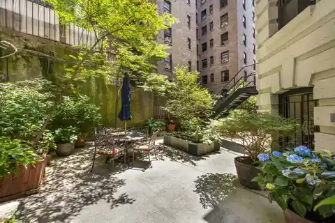 Relaxed Living at the Schuyler Arms