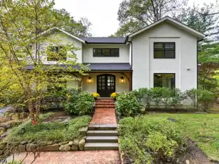 Modern Lakeside Elegance with Panoramic Views