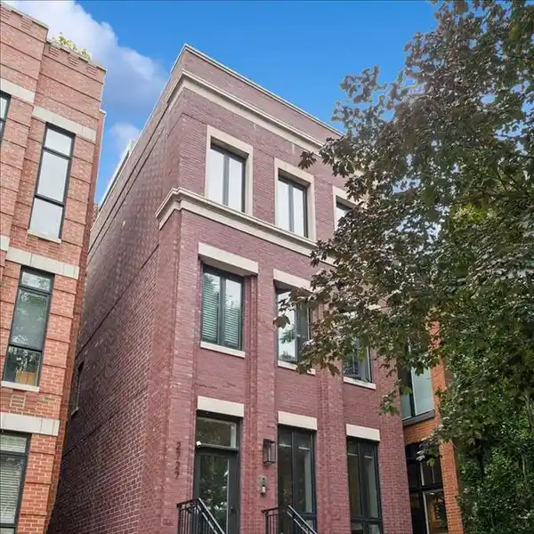 COMFORTABLE SINGLE-FAMILY HOME-DESIGNED FOR CONNECTION