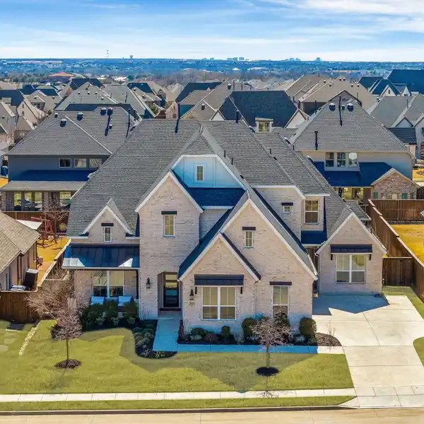 LUXURIOUS LIVING IN AWARD-WINNING MUSTANG LAKES