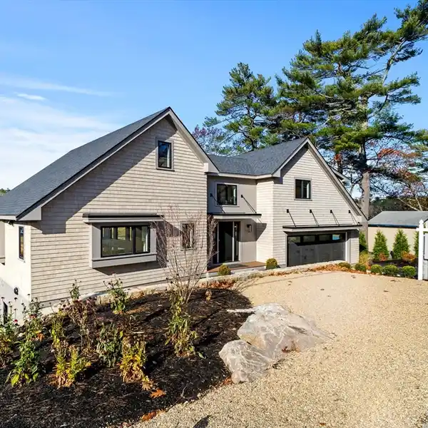 NEW HOME DELIVERS RELAXED RHYTHM OF COASTAL LIFE