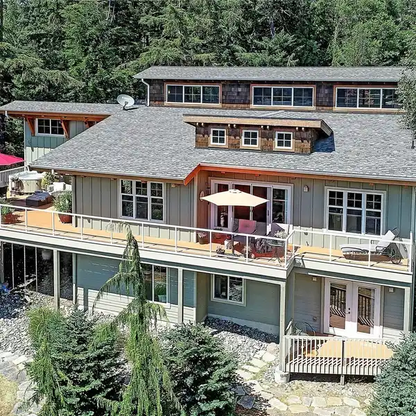 UNIQUE 1.7-ACRE RETREAT