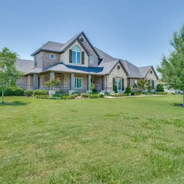 CUSTOM HOME WITH MODERN LUXURY APPOINTMENTS THROUGHOUT