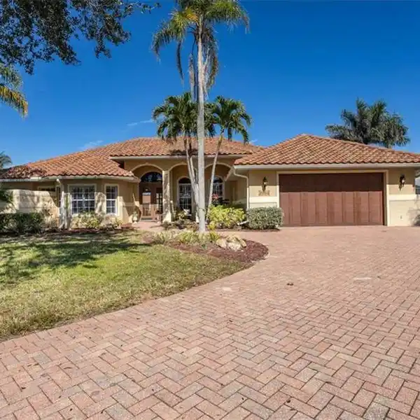 COMFORTABLY ELEGANT LAKEFRONT ESTATE IN WILSHIRE LAKES