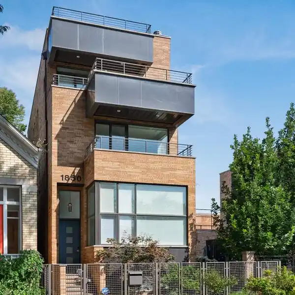 SPRAWLING MODERN OASIS