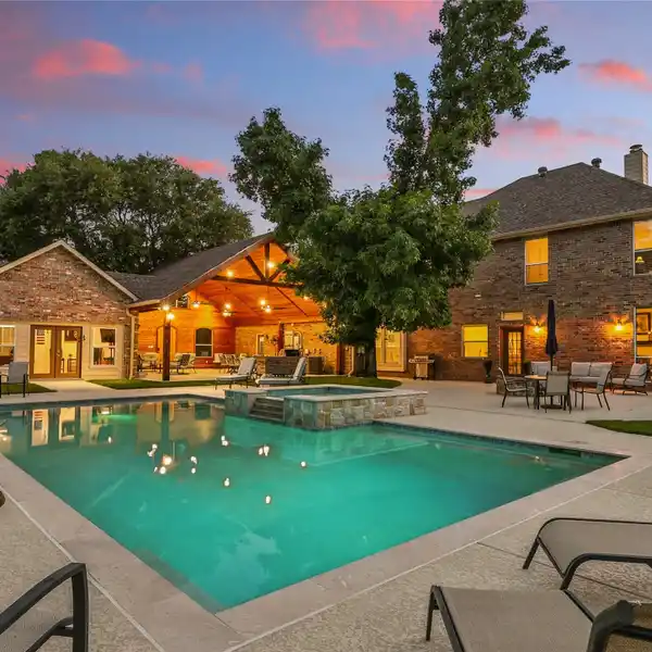 PRIVATE PENINSULA PARADISE NEAR LAKE LEWISVILLE