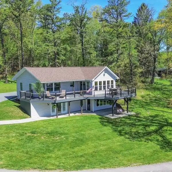 MILLION-DOLLAR VIEWS ON DEEP CREEK LAKE