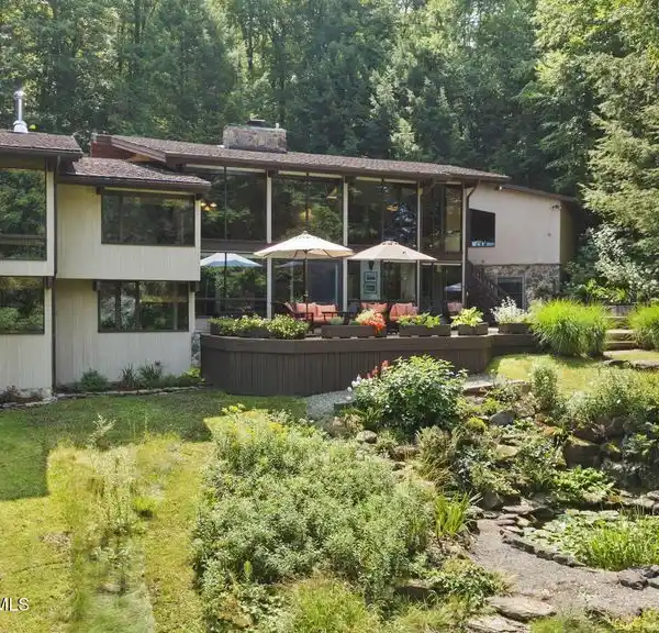EXCEPTIONAL WATERFRONT CONTEMPORARY