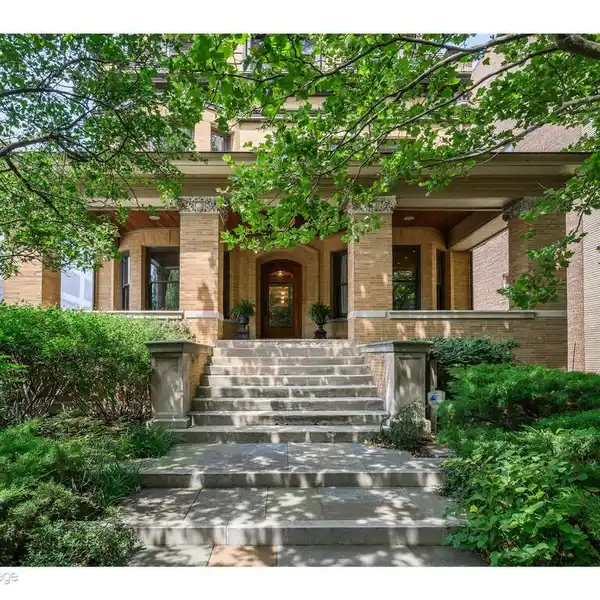 MASTERFULLY DESIGNED LIGHT-FILLED HOME