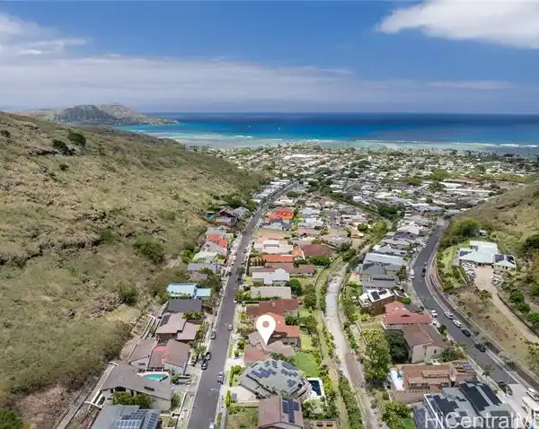 BEAUTIFUL MOUNTAIN AND OCEAN VIEWS FROM MULTIPLE VANTAGE POINTS