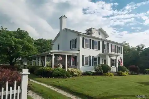 Beautiful 1830 Colonial Farmhouse