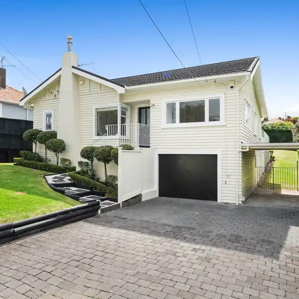 BEAUTIFULLY PROPORTIONED WEATHERBOARD BUNGALOW