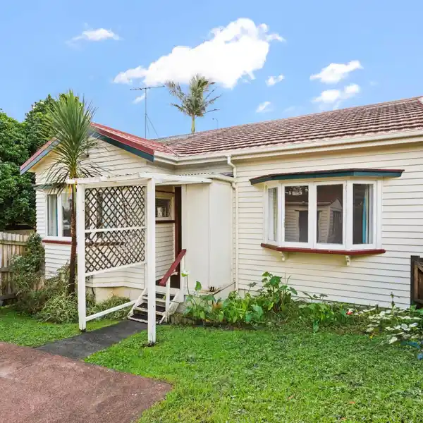 CHARACTER BUNGALOW PLUS BONUS BACK PROPERTY
