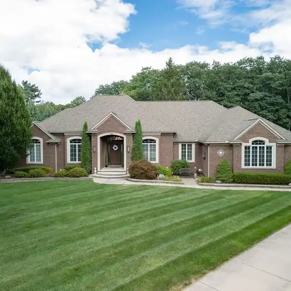 PRIVACY AND CONVENIENCE ON A QUIET CUL-DE-SAC