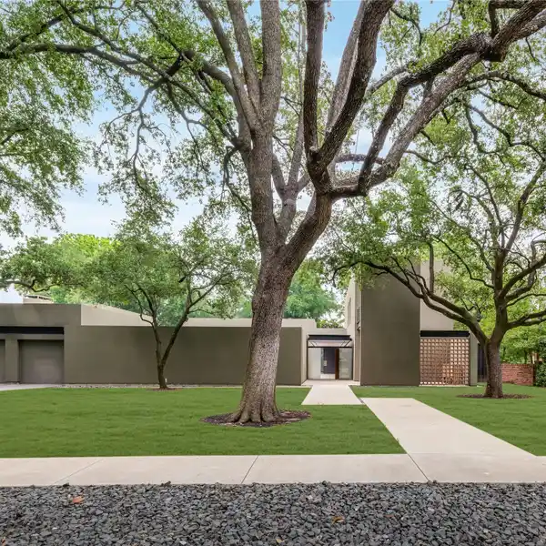 ARCHITECTURAL GEM IN DEVONSHIRE ESTATES