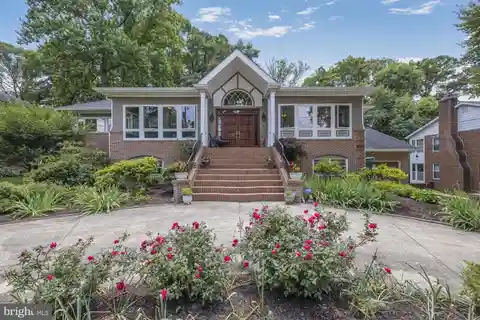 Charming Colonial Home in Manor Park