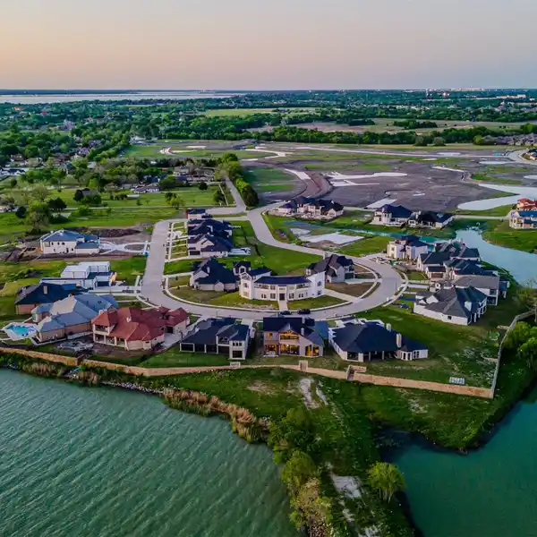 MODERN CUSTOM LAKEFRONT HOME