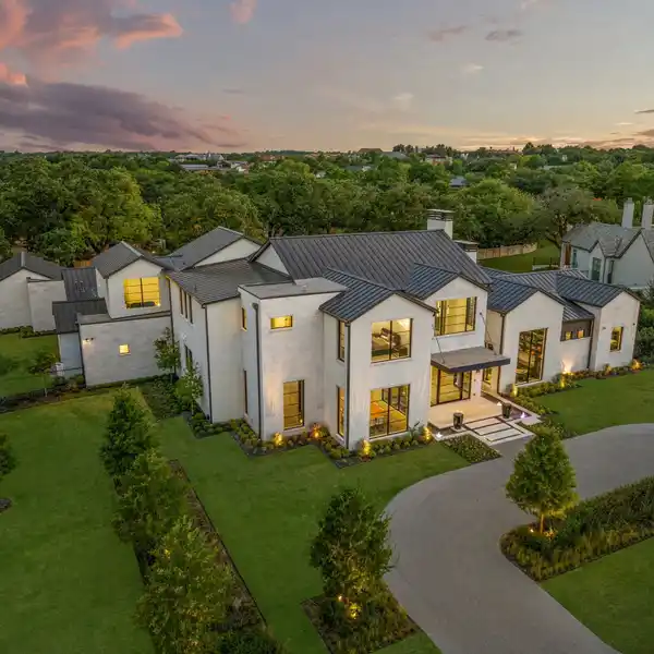 DISTINCTIVE QUAIL HOLLOW LUXURY ESTATE