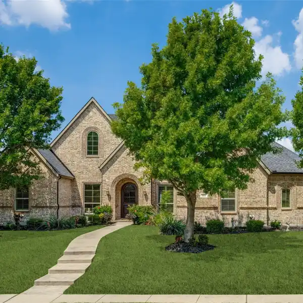 CUSTOM BEAUTY IN DESIRABLE DEER RUN