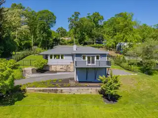 Light-filled Modern Escape Near the Hudson