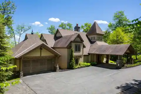 Mountain Sanctuary in the Heart of Solitude Village