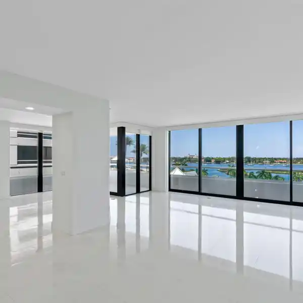BEAUTIFULLY RENOVATED APARTMENT WITH SWEEPING VIEWS