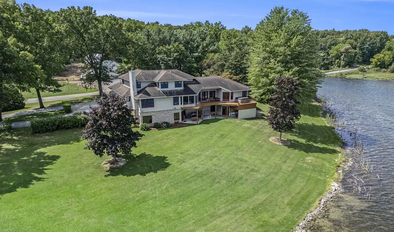 Gorgeous Property on Lake Templene