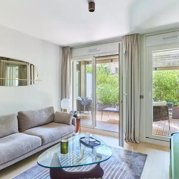 CHIC TURNKEY FLAT IN QUIET CUL-DE-SAC