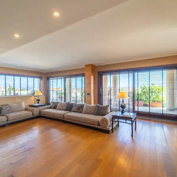 LIGHT-FILLED THREE BEDROOM APARTMENT
