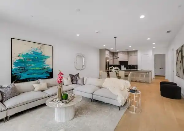 ELEGANT BRAND-NEW CONDO