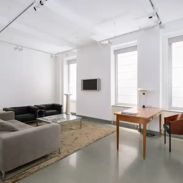 SPACIOUS LIVING ROOM PERFECT FOR ENTERTAINING