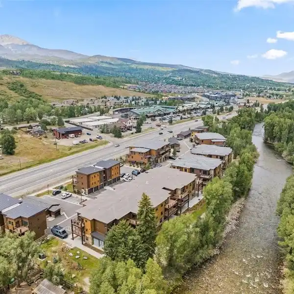 PREMIER TOP-FLOOR RIVERFRONT PROPERTY