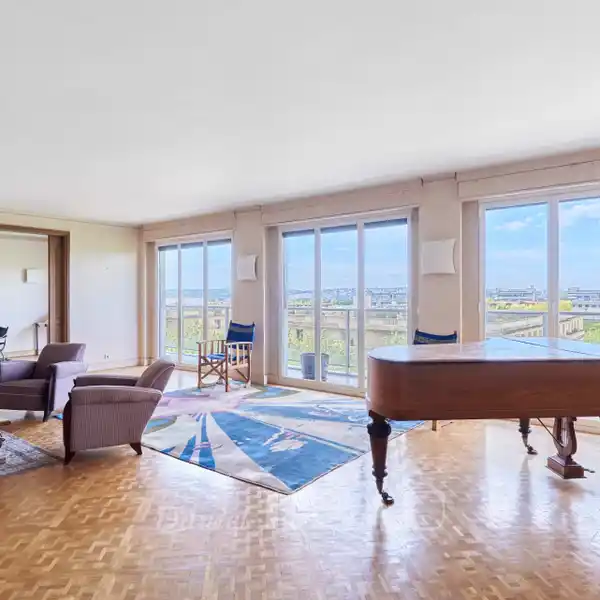 APARTMENT WITH OPEN LONG-RANGE VIEW