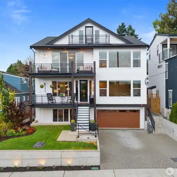 CONTEMPORARY FARMHOUSE IN DESIRABLE SEWARD PARK