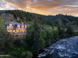 Extraordinary Home Blending Luxury and Comfort