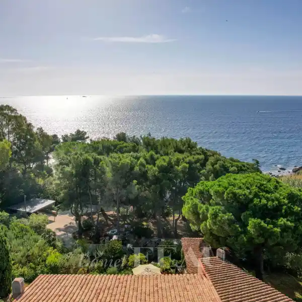 SIX BEDROOM HOME OVERLOOKING THE SEA