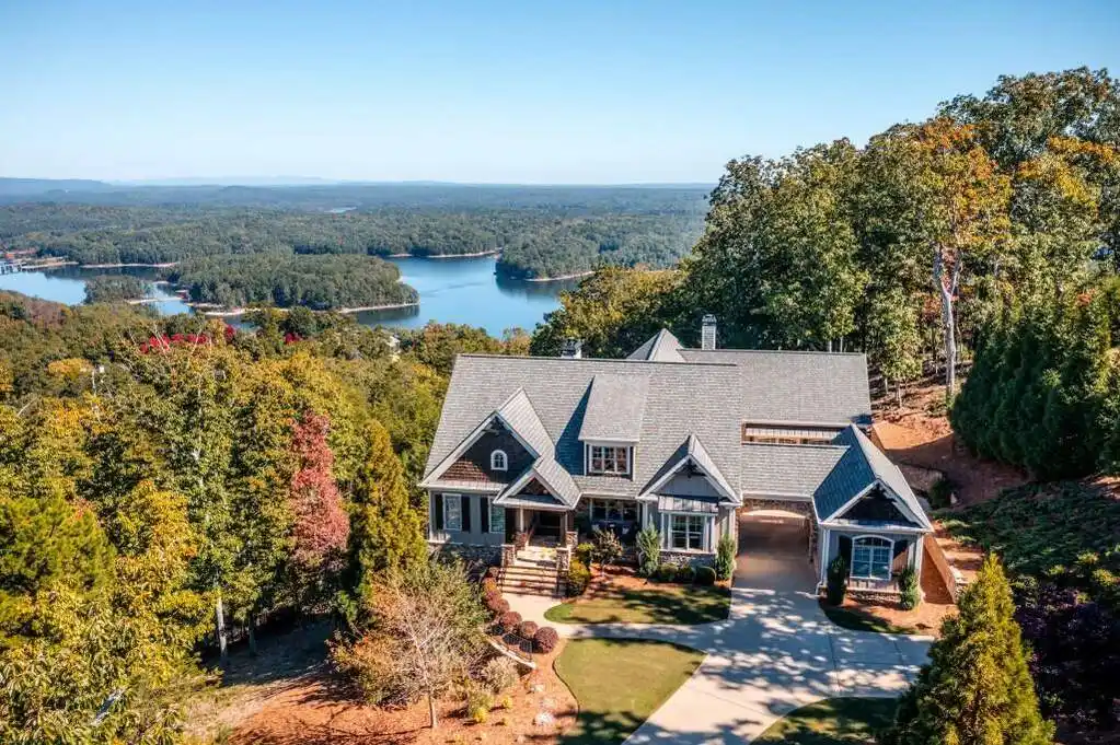 Remarkable Property in Waterside Estates