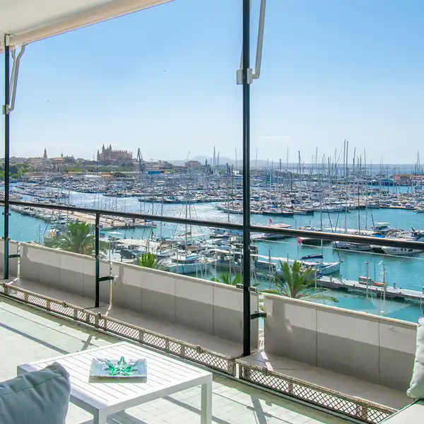 COMPLETELY RENOVATED APARTMENT ON THE FIRST LINE OF THE SEA
