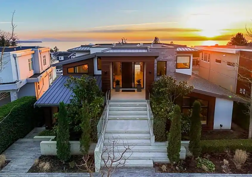 Timeless Modern Residence with Spectacular Views