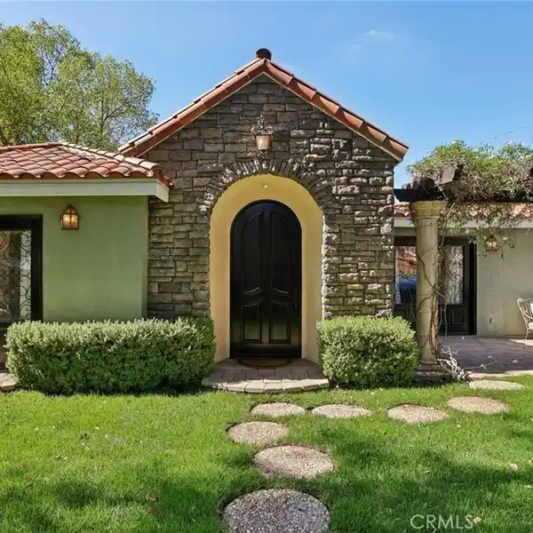 TIMELESS ELEGANCE MEETS MODERN LUXURY LIVING