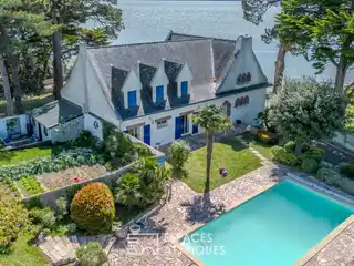 Character Villa Overlooking the Ocean