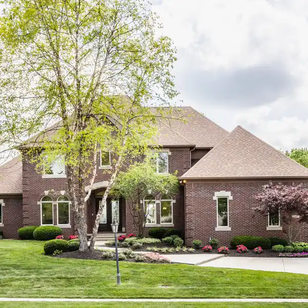 ELEGANCE AND CONVENIENCE IN PRESTIGIOUS WINDSOR GROVE