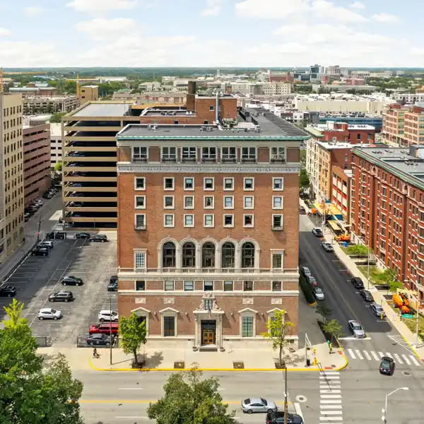 SPACIOUS TOP-FLOOR PENTHOUSE AT THE ICONIC ATHLETIC CLUB