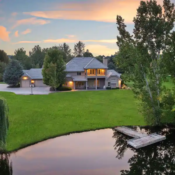 WATERFRONT EAGLE ESTATE - EXCLUSIVE LOCATION