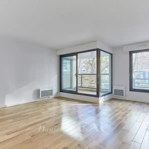BRIGHT RENOVATED APARTMENT