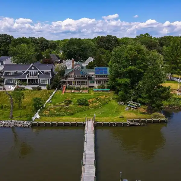 ARCHITECT-DESIGNED POST & BEAM WATERFRONT RETREAT