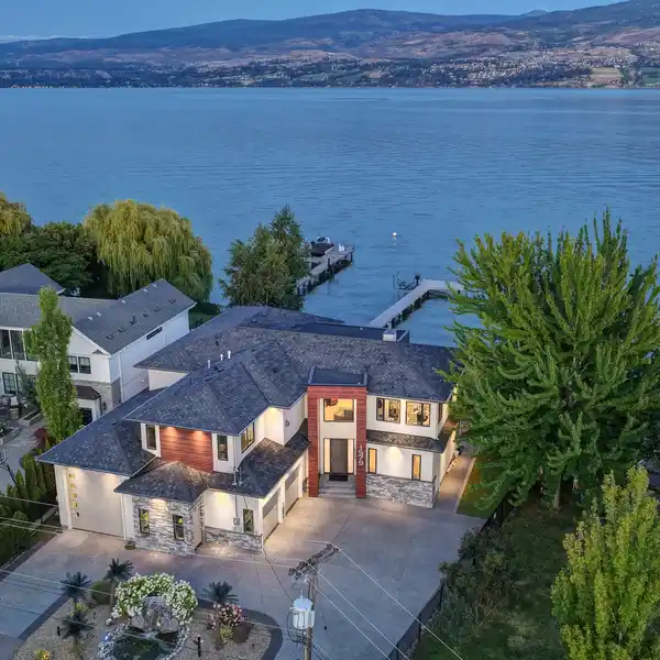 OKANAGAN BEACHFRONT HAVEN