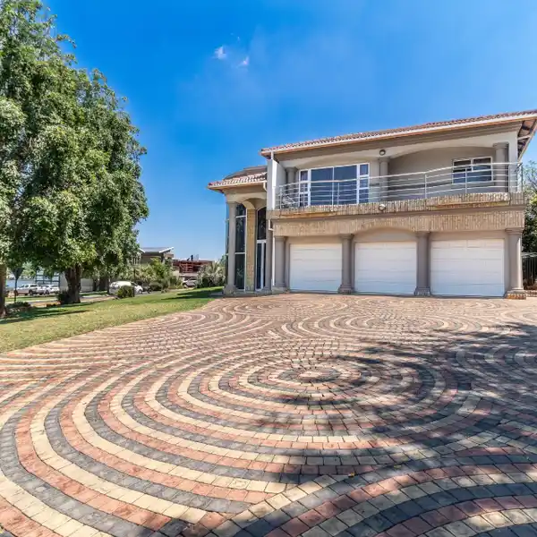 SPACIOUS HOME IN EBOTSE GOLF & COUNTRY ESTATE